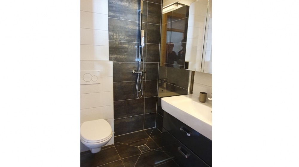 Modernes Bad mit Dusche
