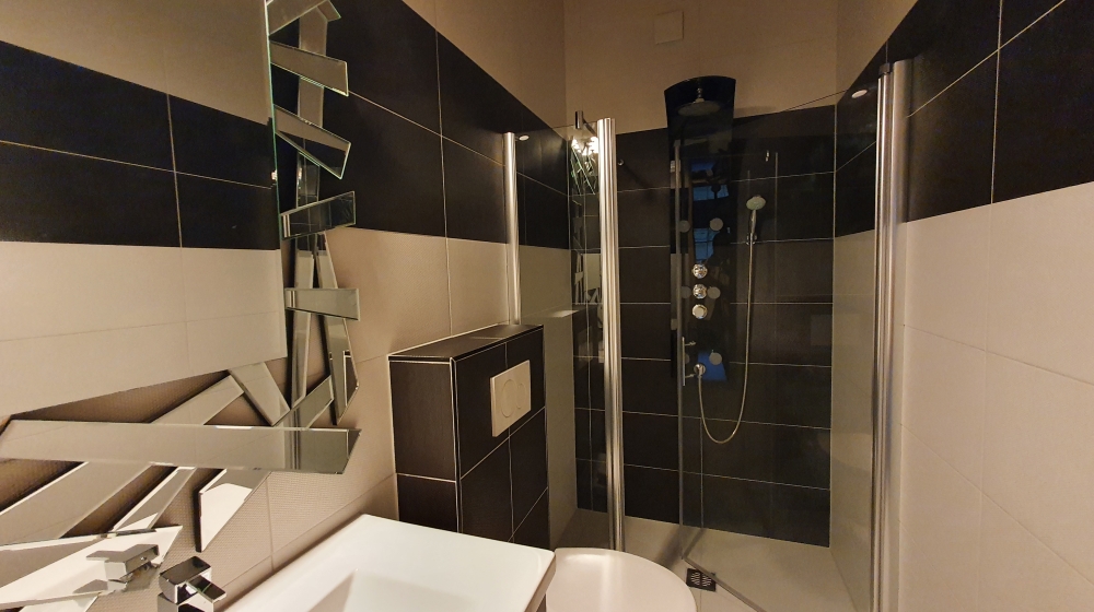 Modernes Badezimmer mit Glasdusche