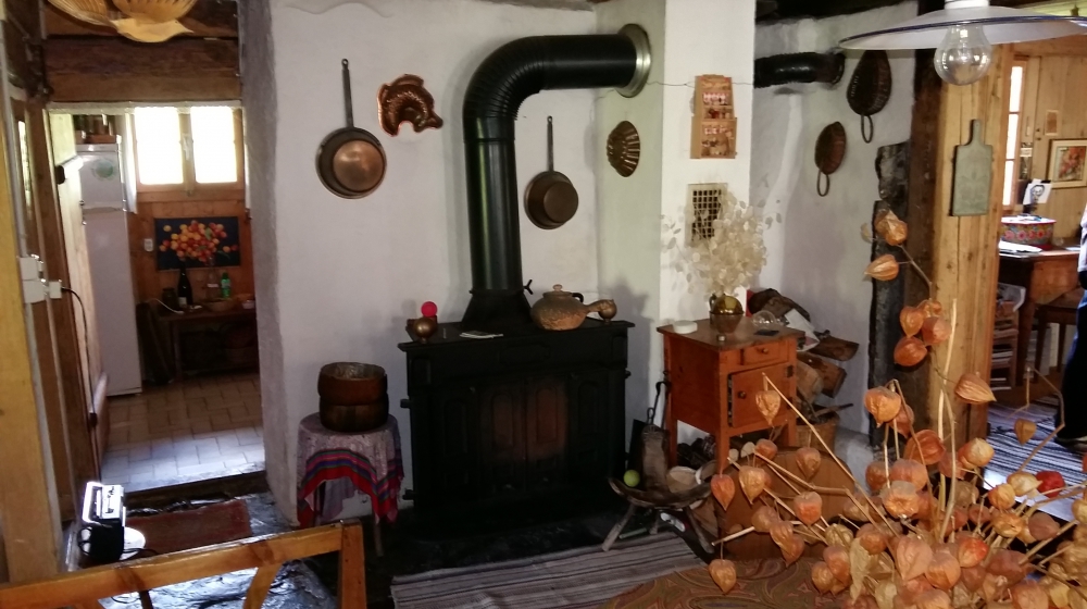 Rustikaler Wohnraum mit Holzofen