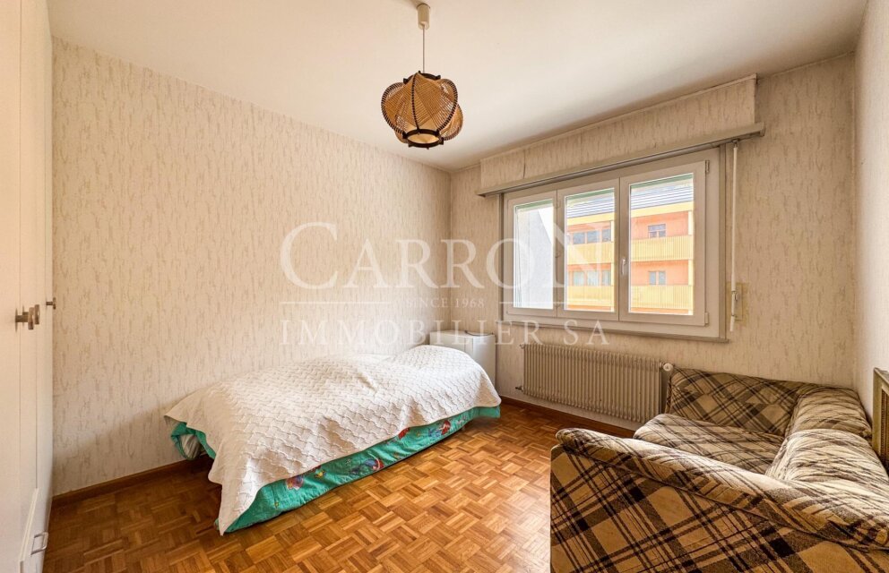 Schlafzimmer mit Einzelbett und Sofa