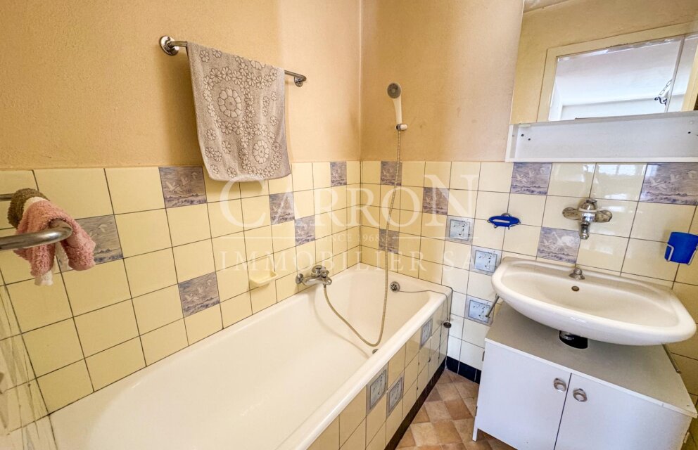 Badezimmer mit Wanne und Waschbecken