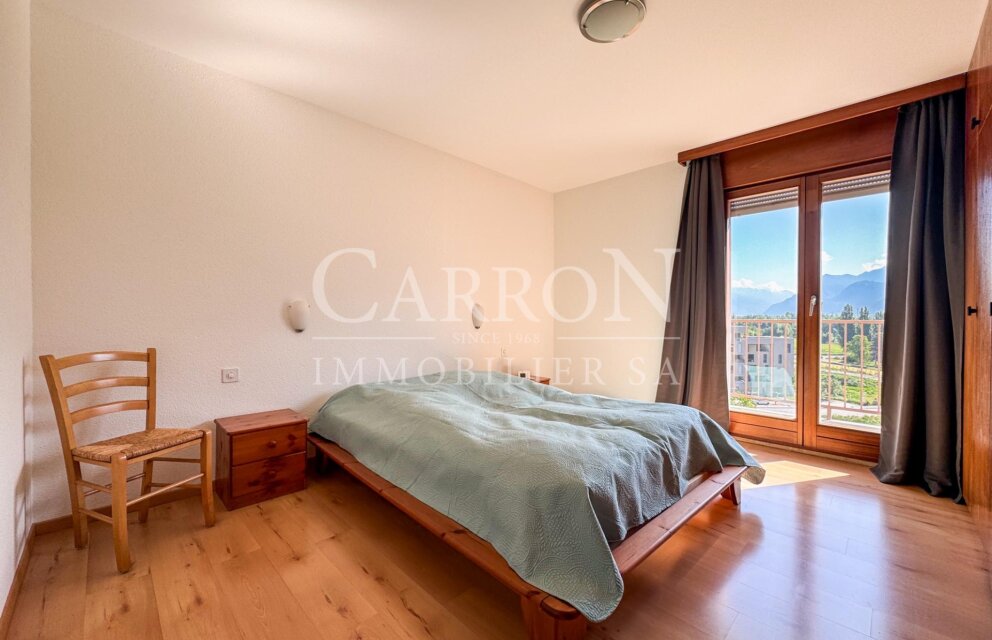 Schlafzimmer mit Balkonblick