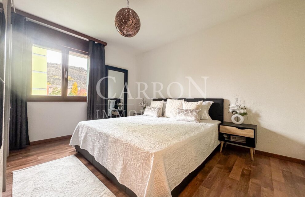Schlafzimmer mit Doppelbett und Fenster
