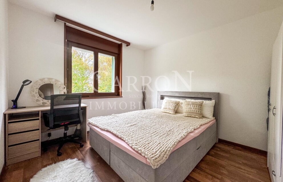 Kleines Schlafzimmer mit Arbeitsbereich