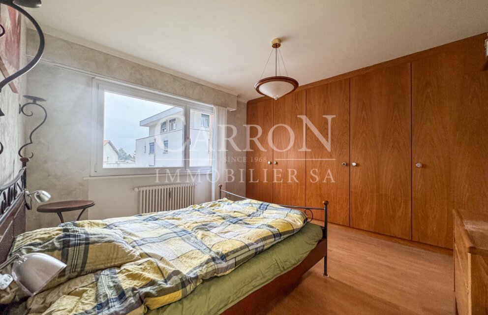 Schlafzimmer mit großem Einbauschrank