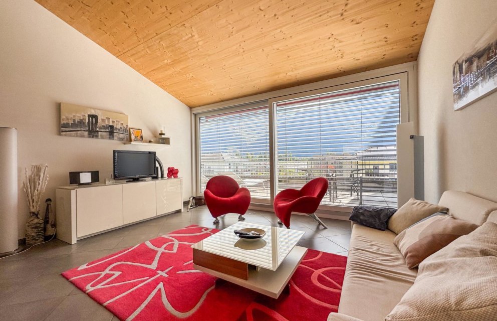 Modernes Wohnzimmer mit großer Fensterfront