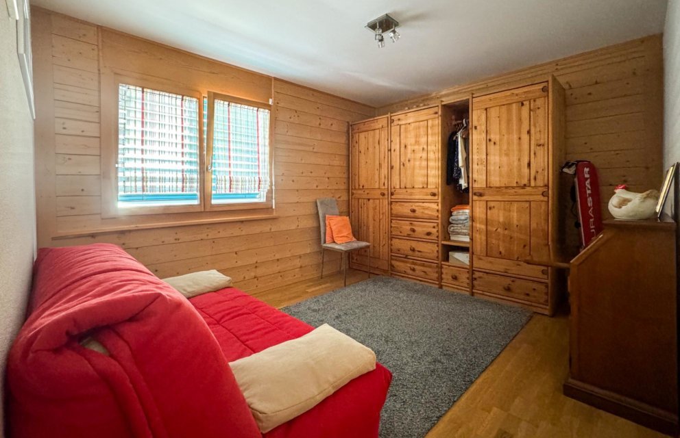 Holzvertäfeltes Schlafzimmer mit Schrankwand