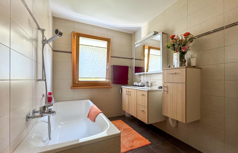 Modernes Bad mit Badewanne und Waschtisch
