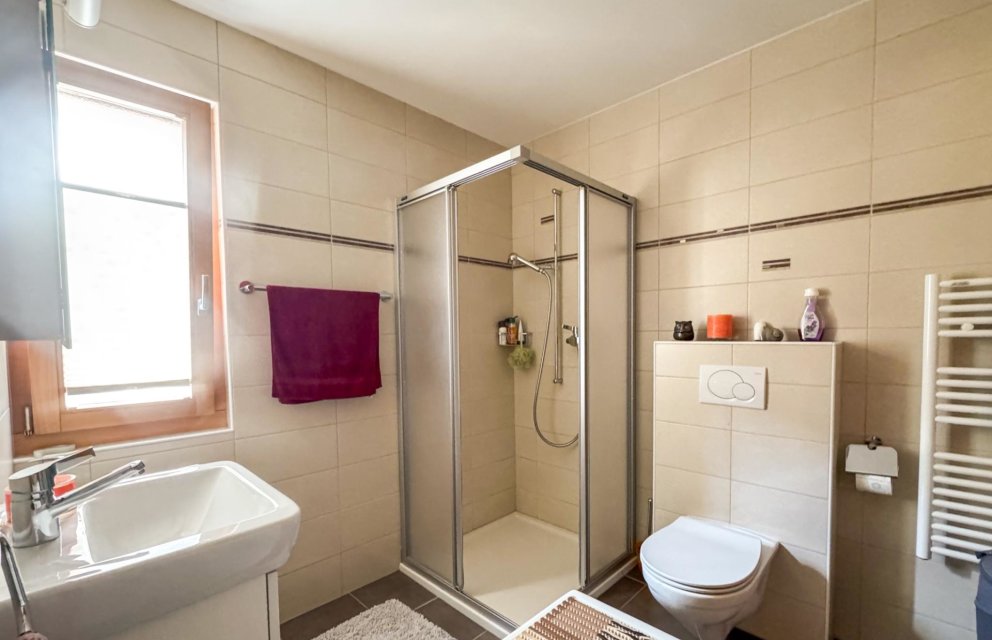 Modernes Badezimmer mit Dusche und WC