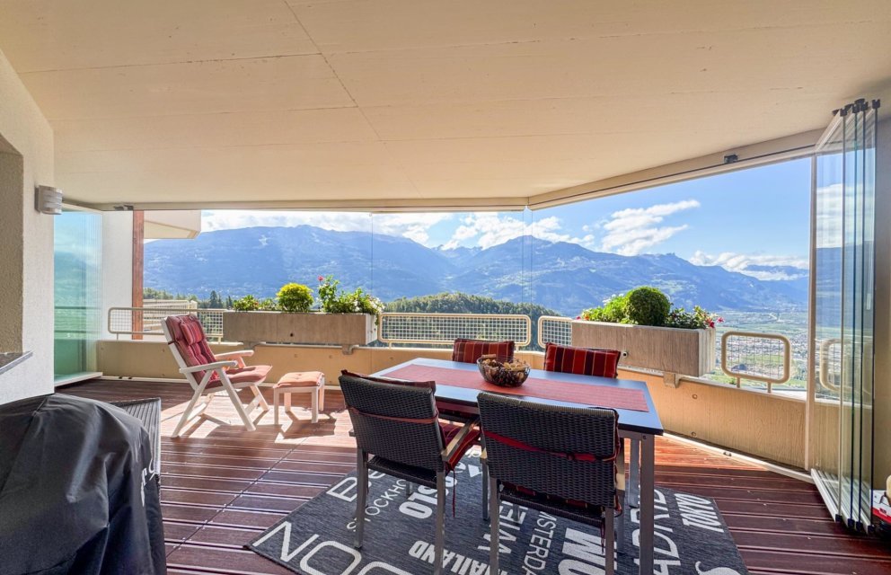 Balkon mit Bergpanorama