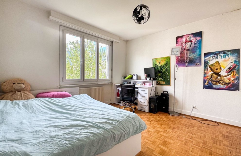 Schlafzimmer mit Schreibtisch und Fenster