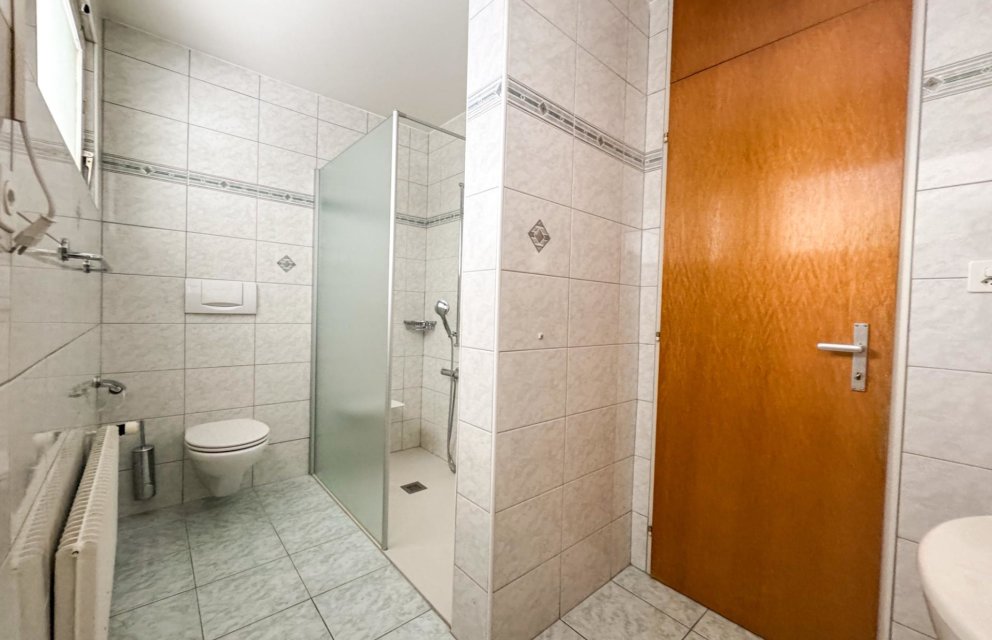 Badezimmer mit Dusche und WC