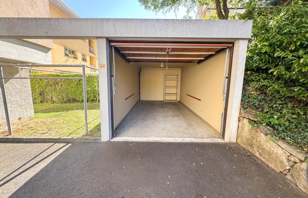 Offene Garage mit Blick ins Innere