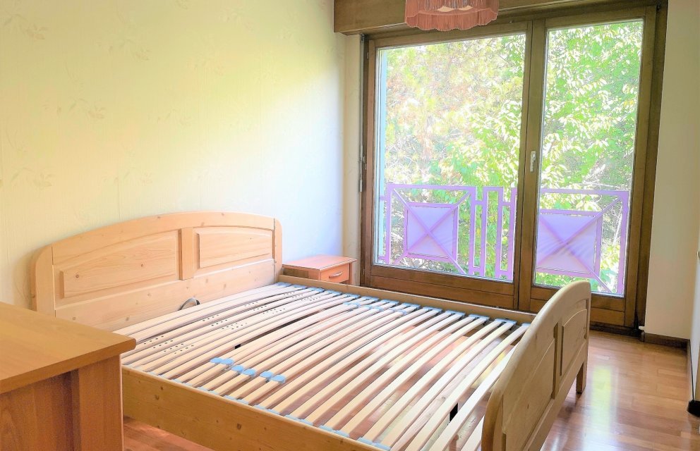 Schlafzimmer mit Balkonblick