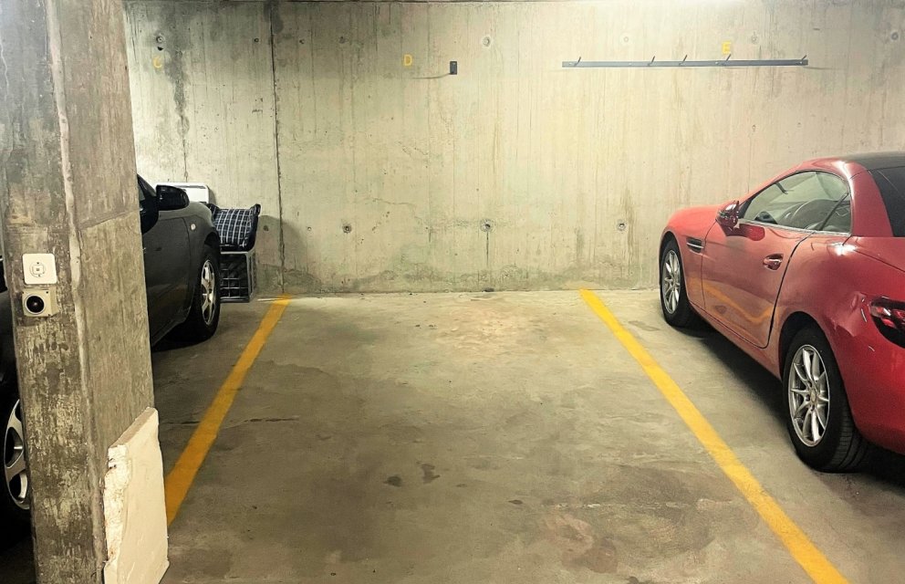 Tiefgarage mit zwei geparkten Autos