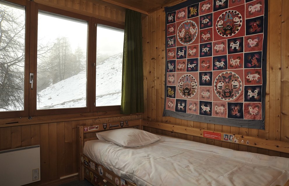 Rustikales Schlafzimmer mit Bergblick