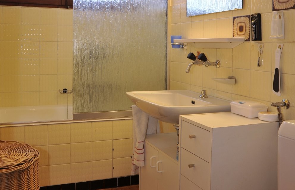 Badezimmer mit Wanne und Waschtisch