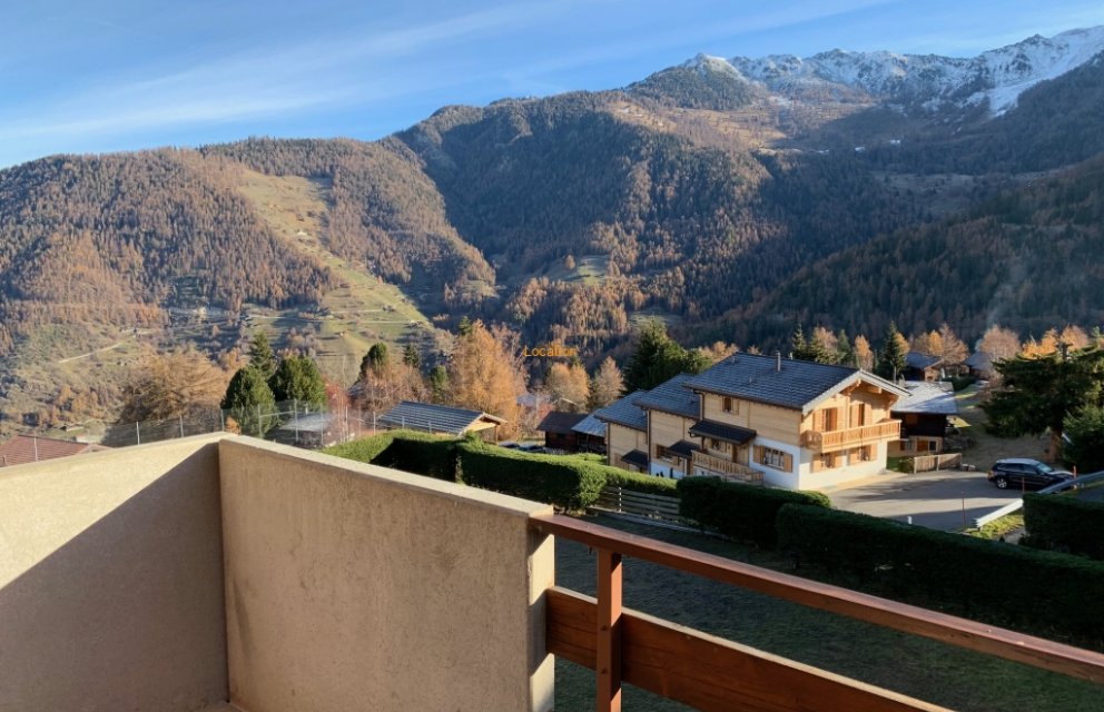 Balkon mit Bergpanorama