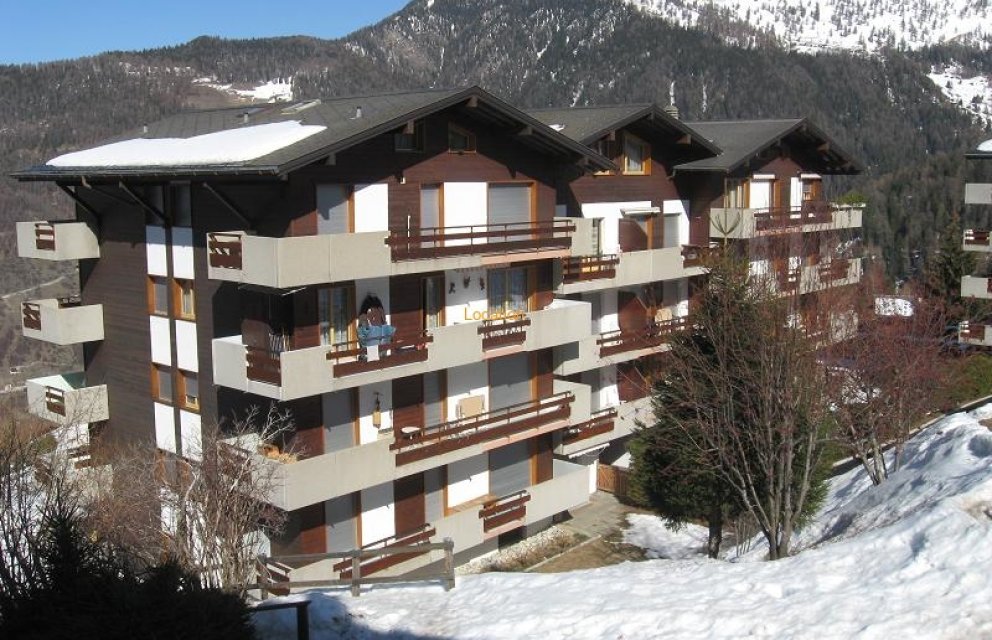 Alpines Mehrfamilienhaus mit Balkonen