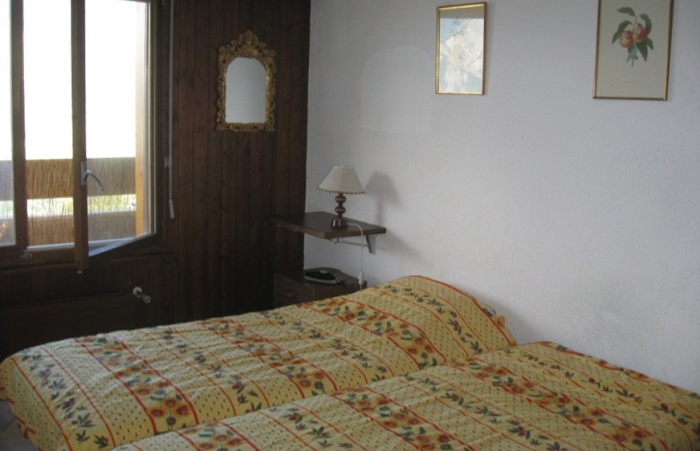 Schlichtes Schlafzimmer mit Doppelbett