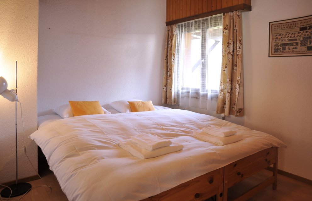 Gemütliches Schlafzimmer mit Doppelbett