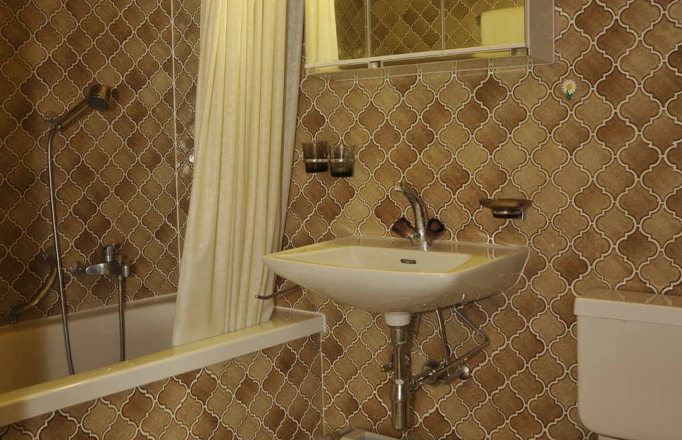 Badezimmer mit Retro-Fliesen und Badewanne