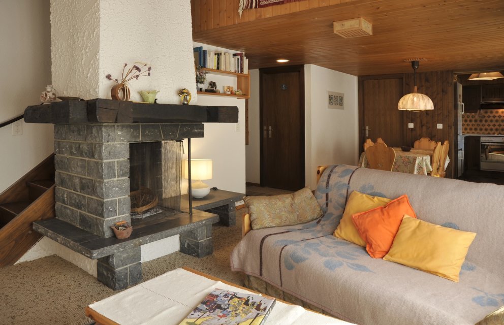 Wohnzimmer mit Kamin und Essbereich