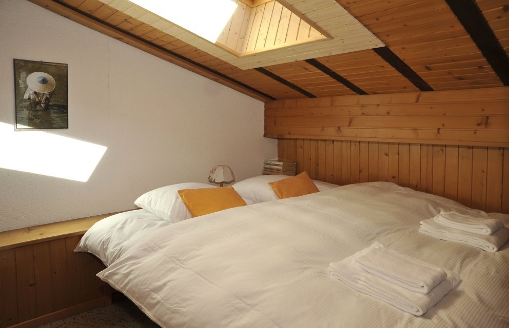 Gemütliches Dachzimmer mit Doppelbett