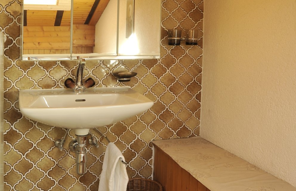 Kleines Badezimmer mit Retrofliesen und Waschbecken