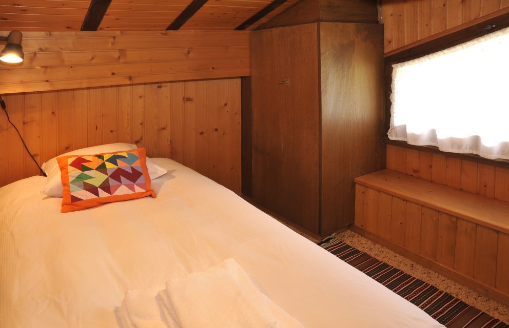 Gemütliches Holz-Schlafzimmer unter Dachschräge