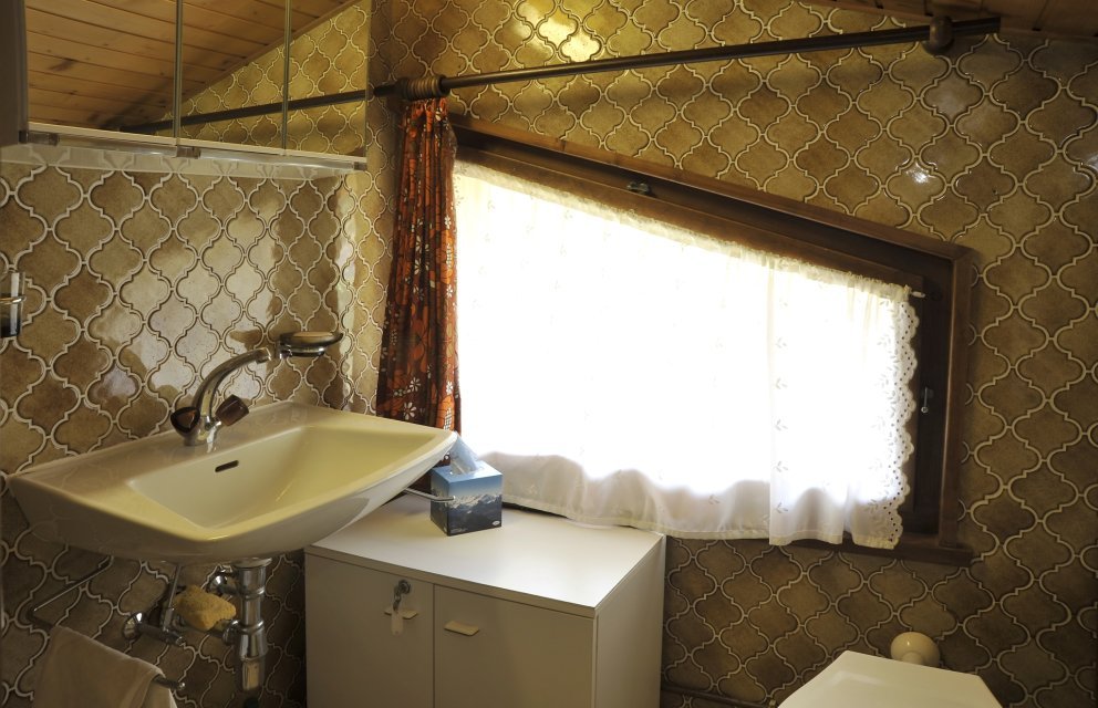 Kleines Dachgeschoss-Badezimmer mit retro Tapete