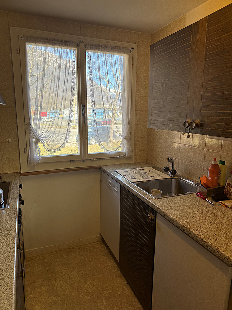 Kleine ältere Küche mit Fenster