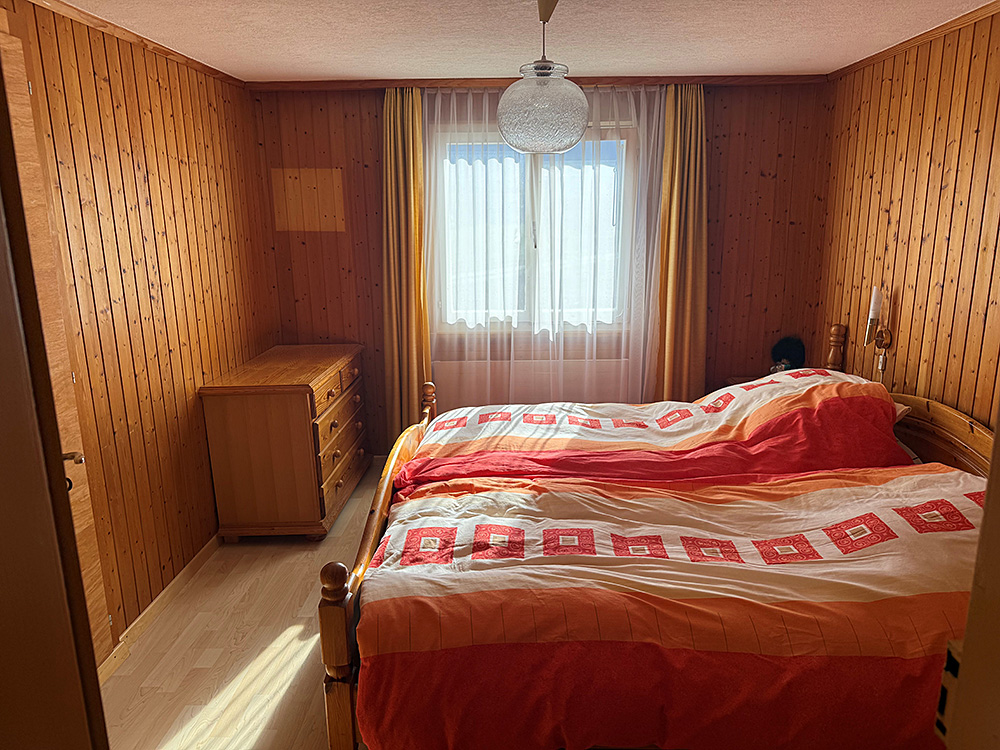 Gemütliches Schlafzimmer mit Holzvertäfelung