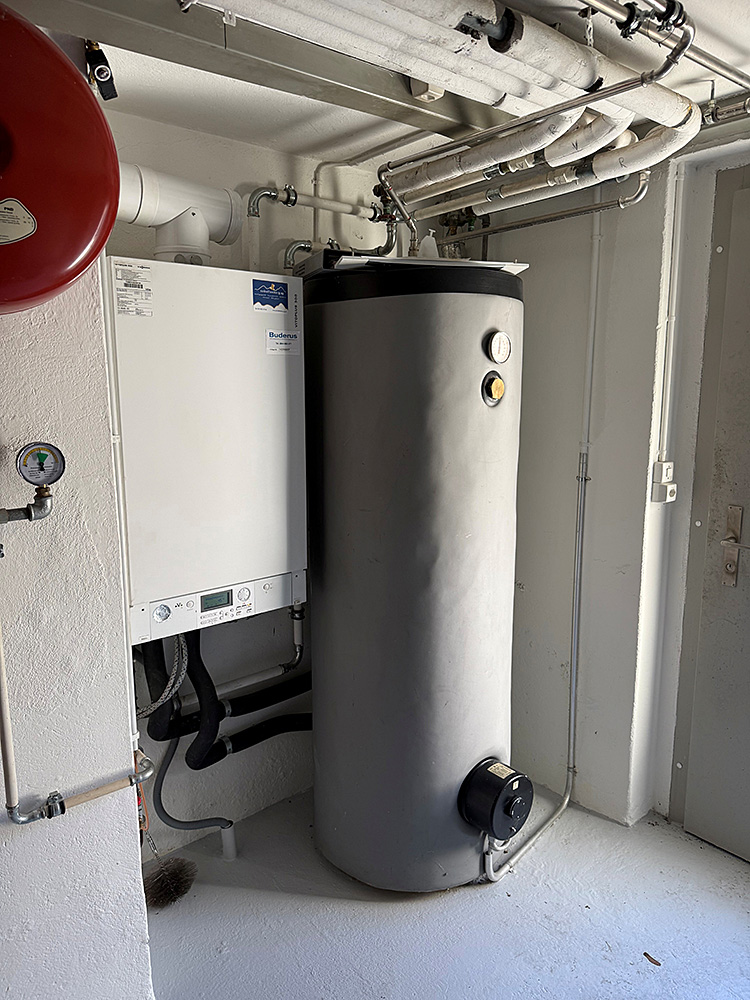 Technikraum mit Heizungs- und Warmwasserspeicher
