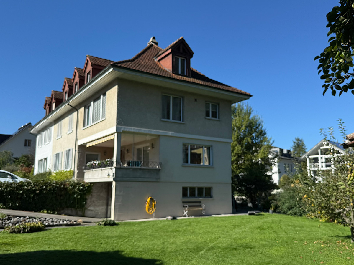 Mehrfamilienhaus mit Mansarddach und Garten