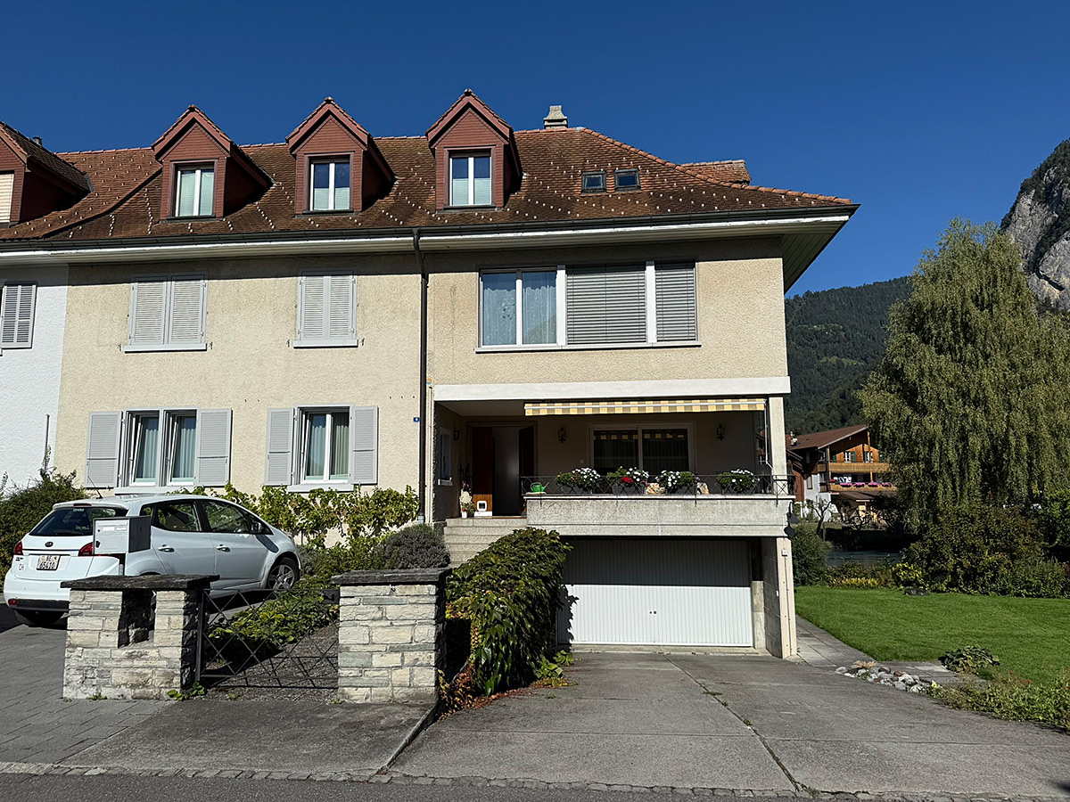 Mehrfamilienhaus mit Dachgauben und Balkon