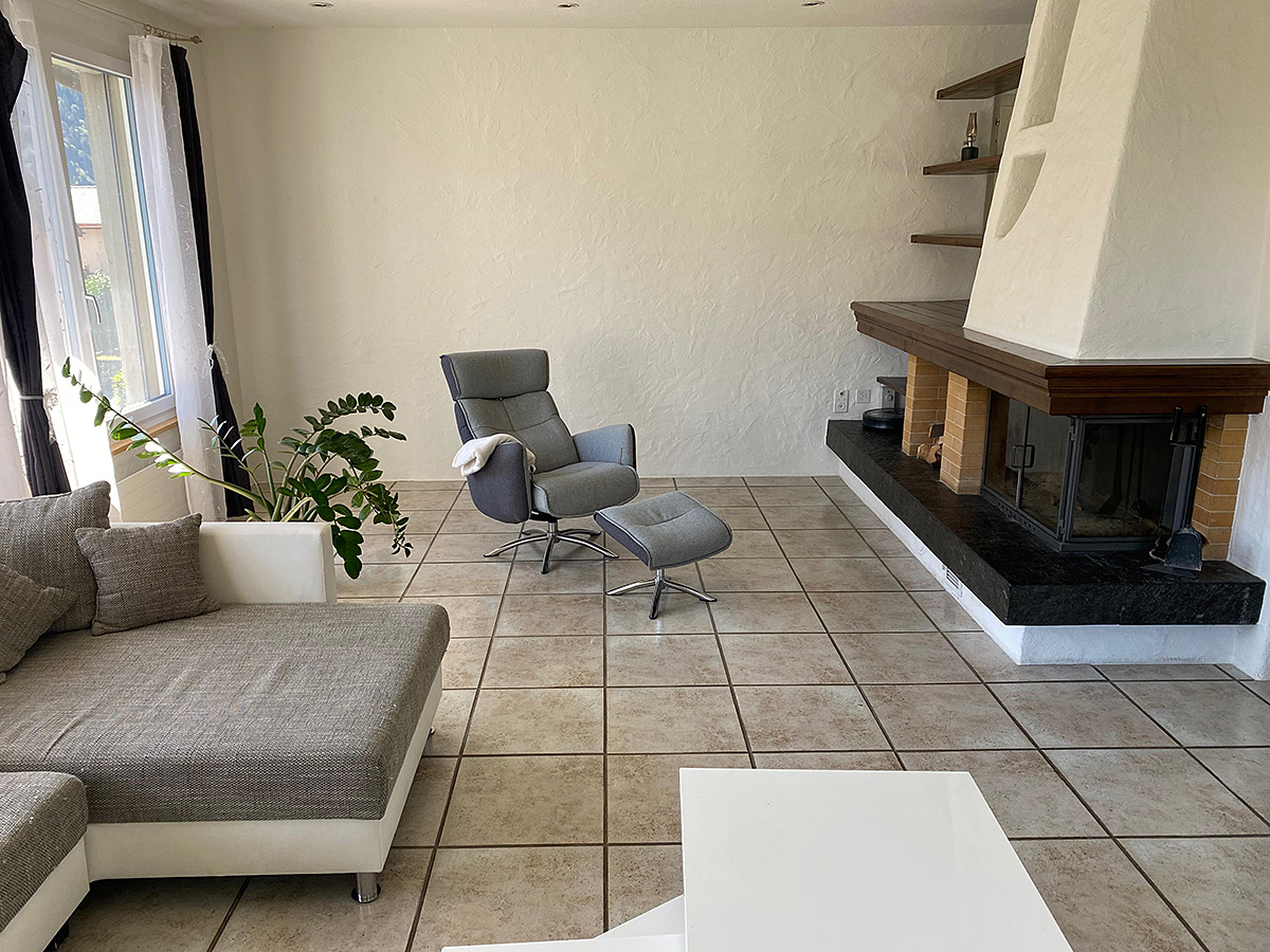 Wohnzimmer mit Kamin und Fenster