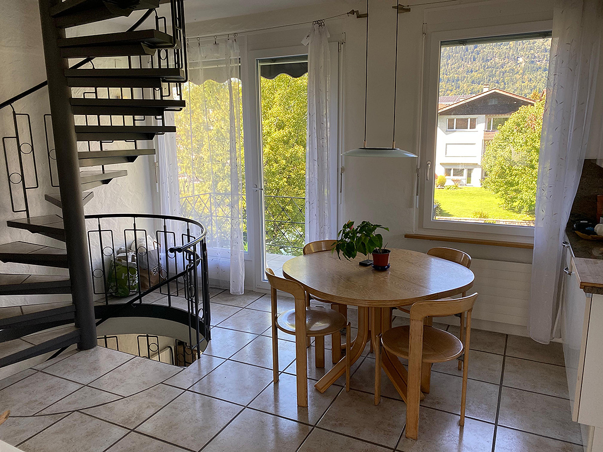 Essbereich mit Wendeltreppe und Bergblick