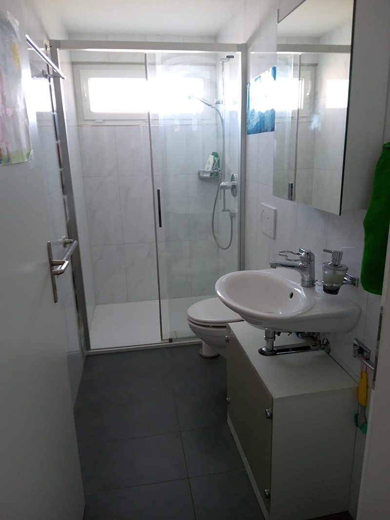 Kleines, modernes Badezimmer mit Dusche