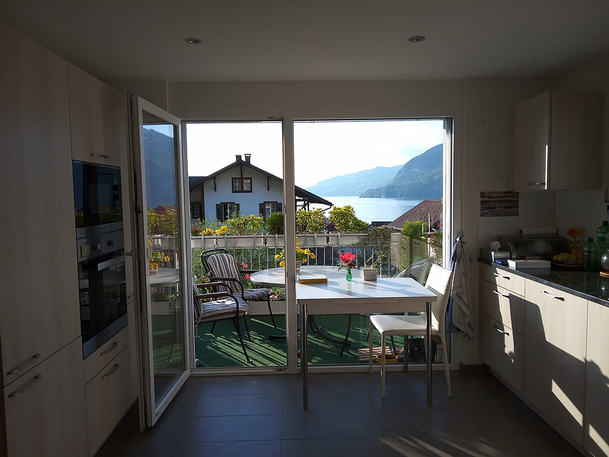 Küche mit Balkon und Seeblick