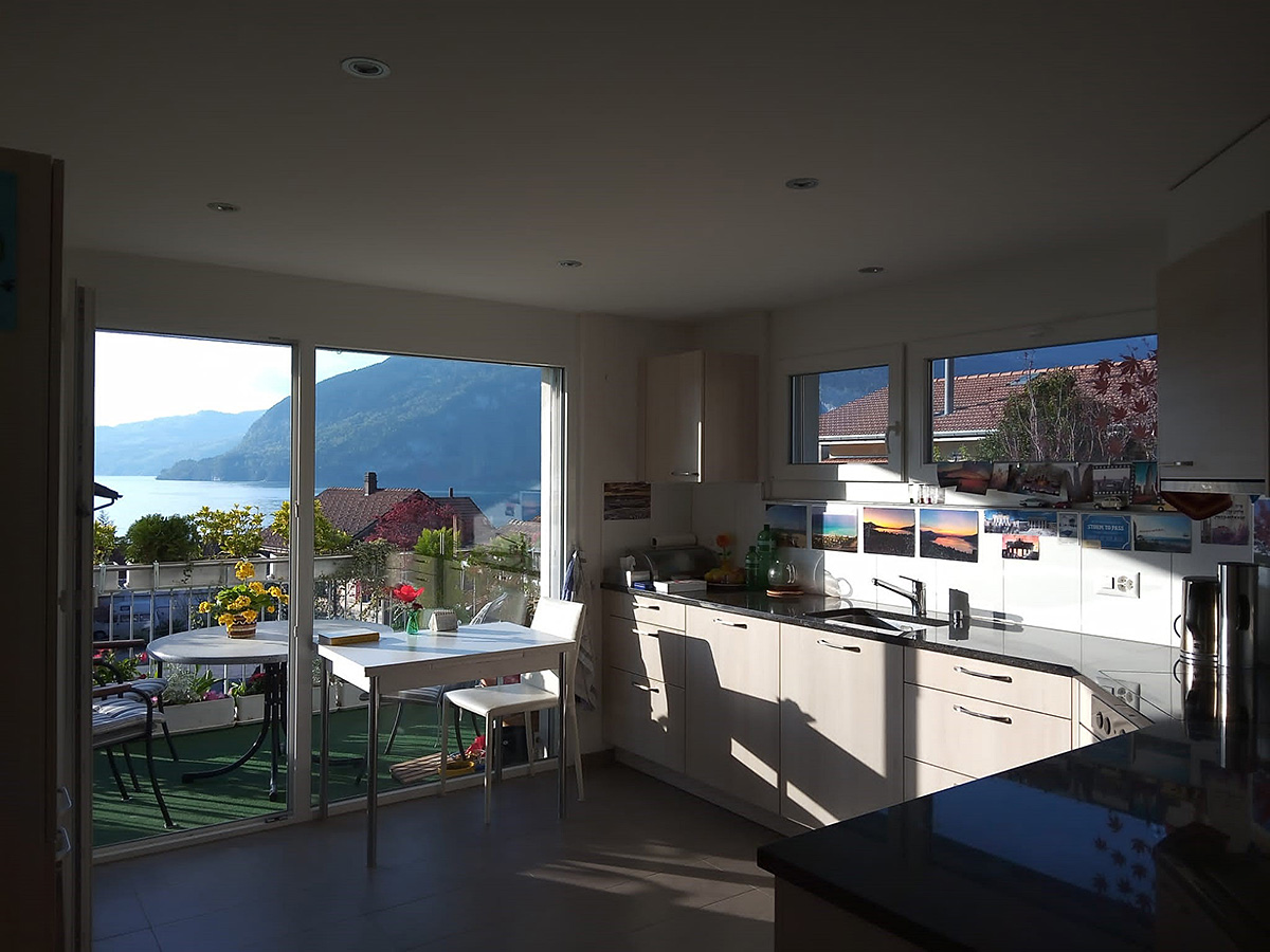 Küche mit Seeblick und Balkon