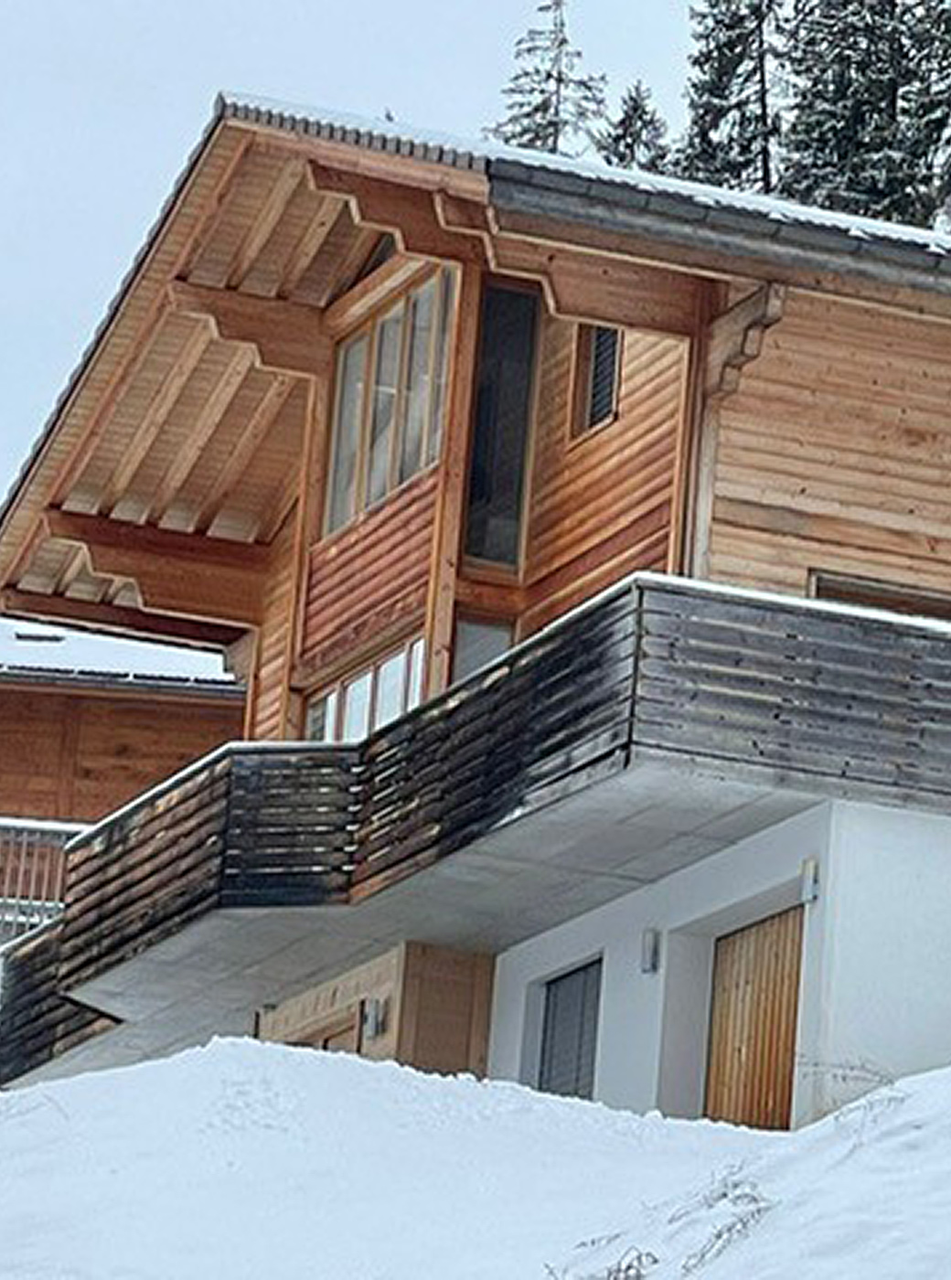 Holzchalet im Schnee