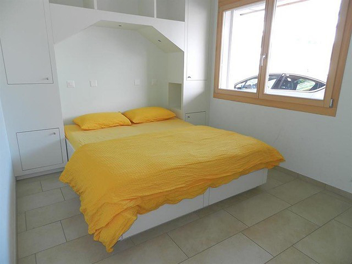 Helles Schlafzimmer mit gelbem Bett