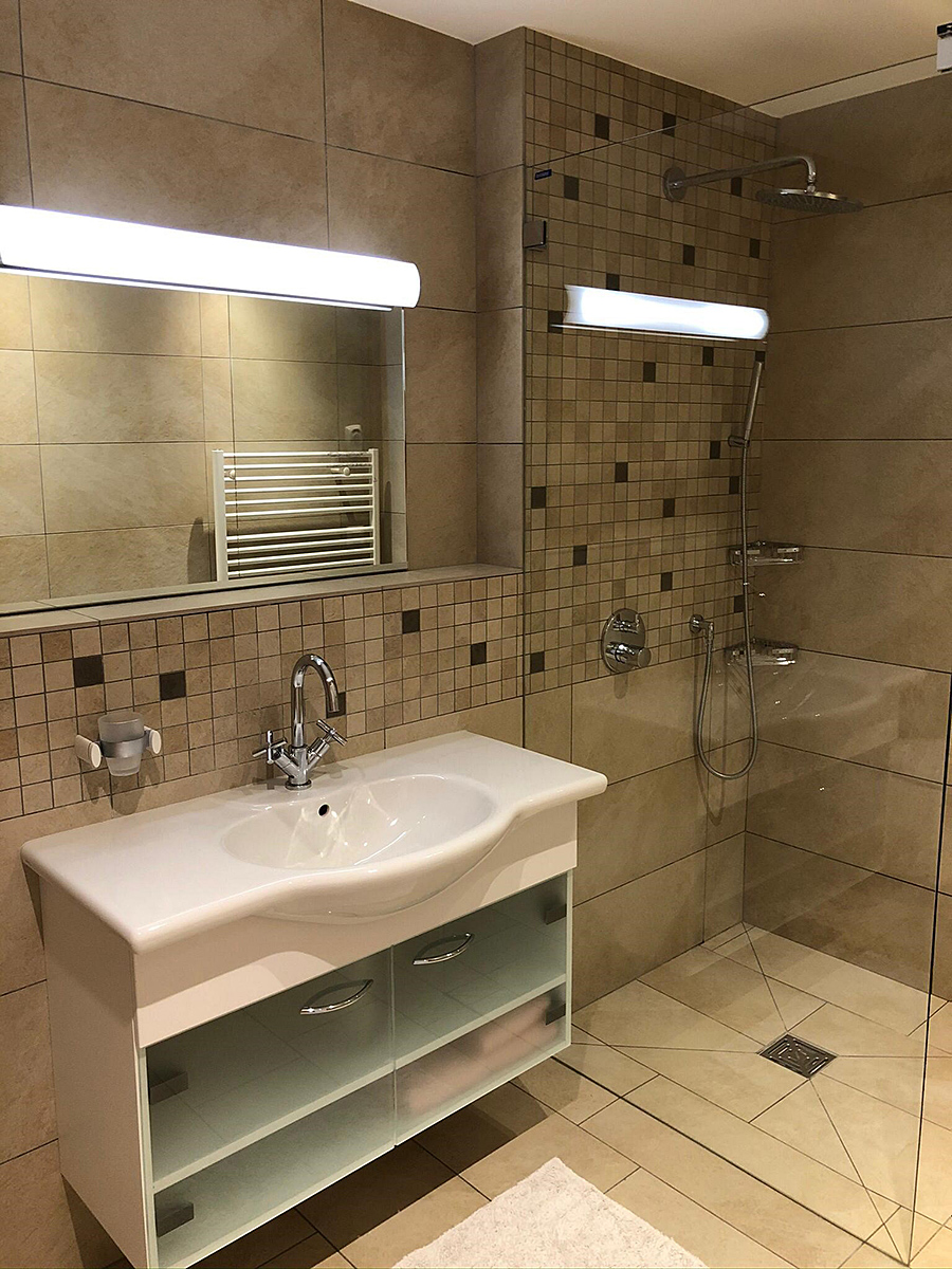 Modernes Badezimmer mit begehbarer Dusche