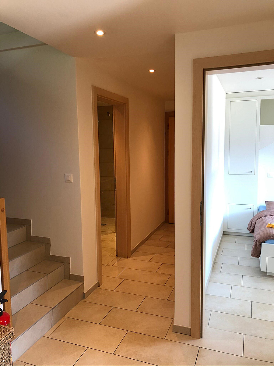 Flur mit Treppe und Blick ins Schlafzimmer