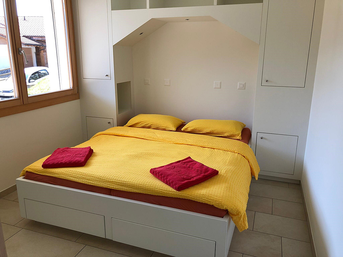 Schlafzimmer mit eingebautem Bett und Stauraum