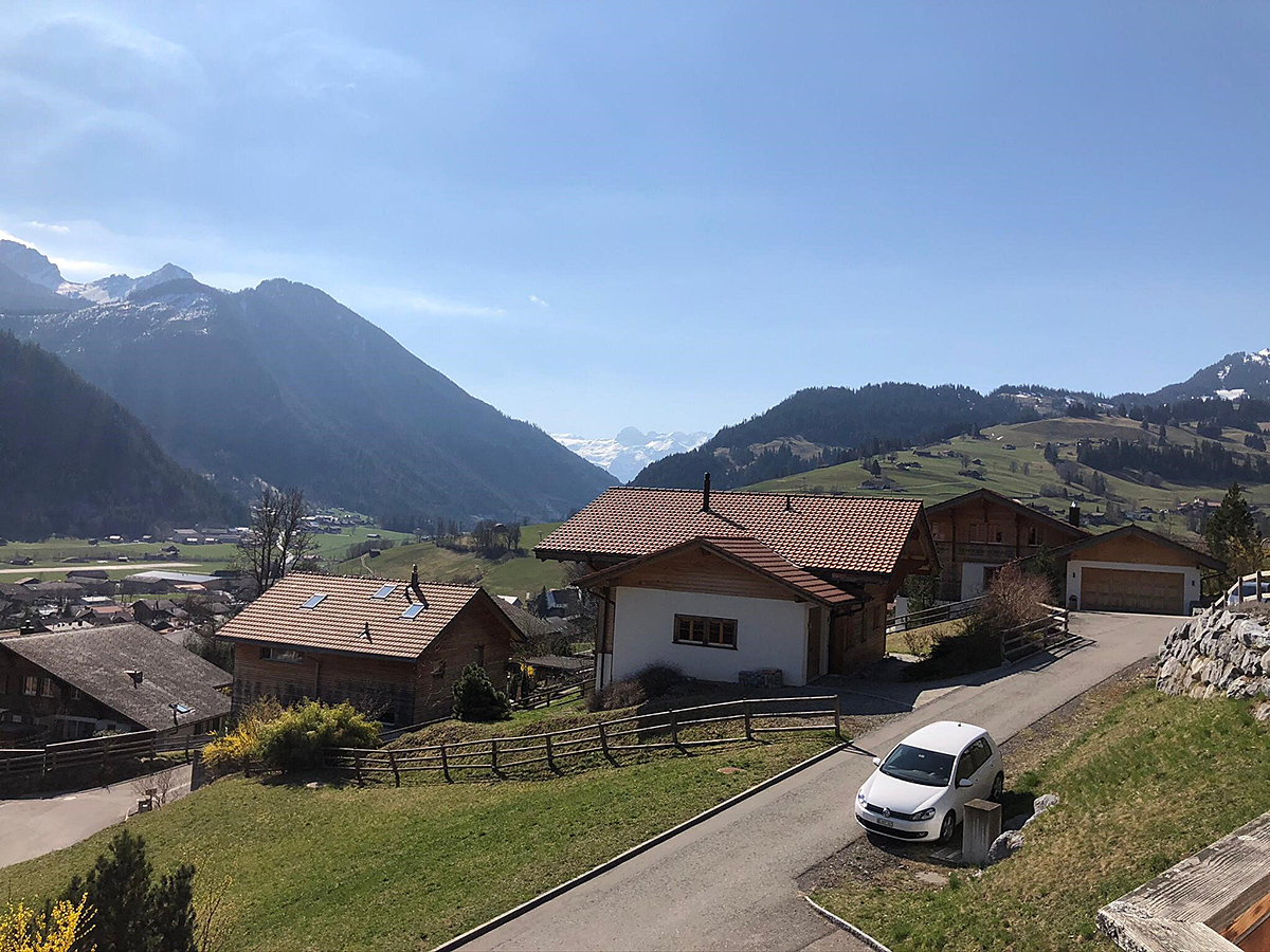 Alpenblick mit Chalets und Berglandschaft