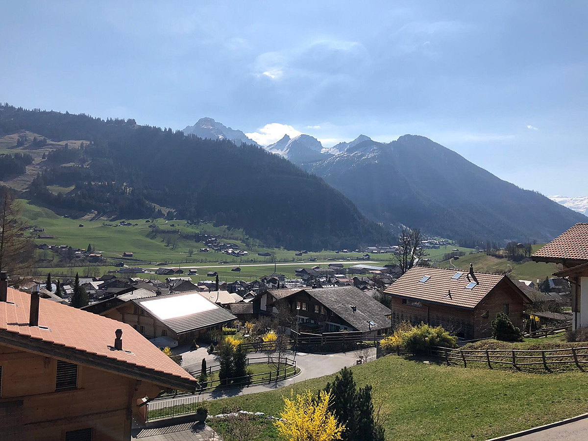Alpines Dorf mit Bergpanorama