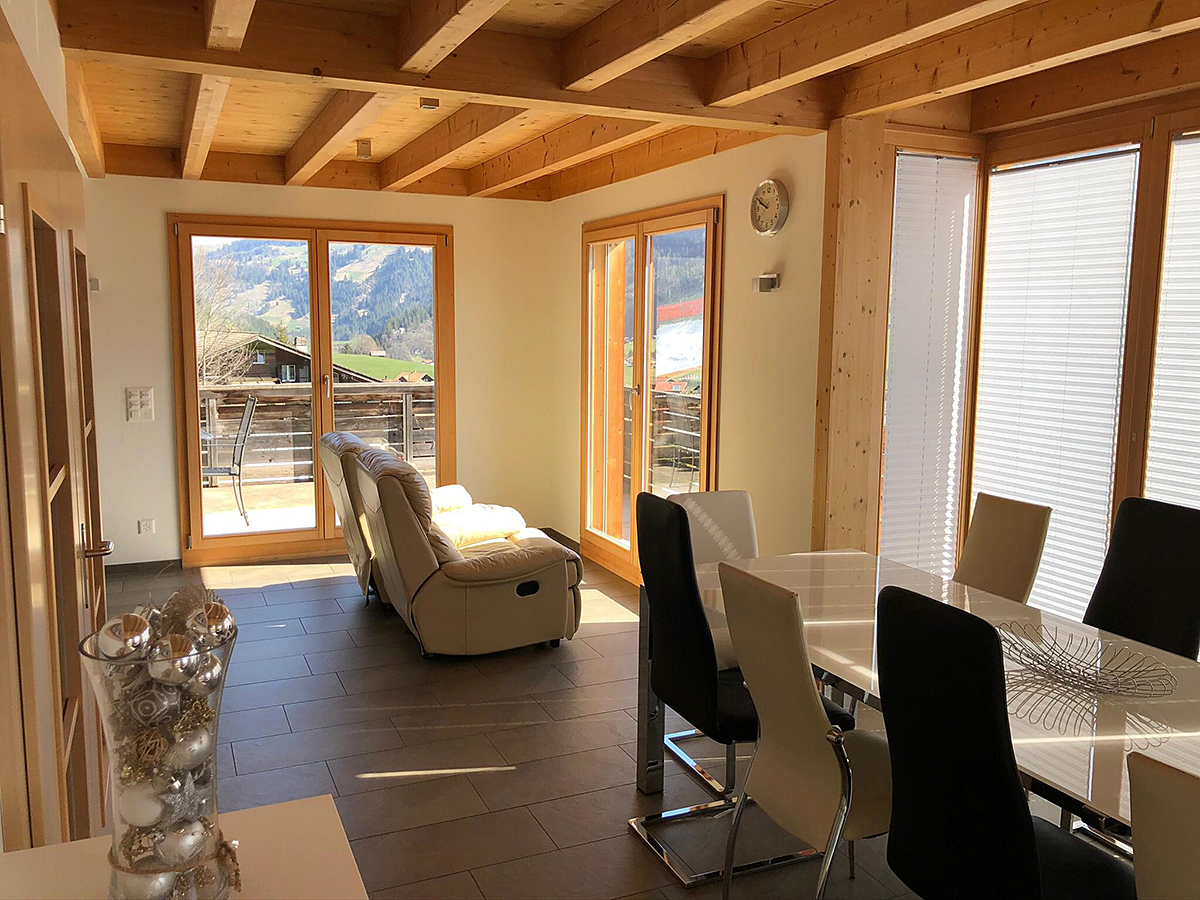 Heller Wohn-Essbereich mit Bergblick