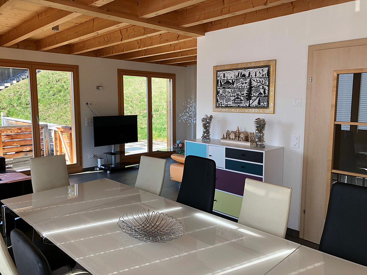 Essbereich mit offener Holzdecke